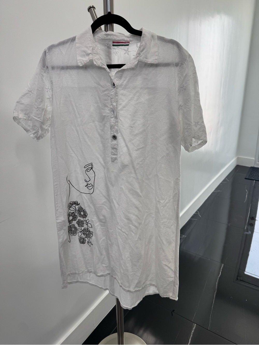 Men's White Short-Sleeve Polo with Minimal Line-Art Detail